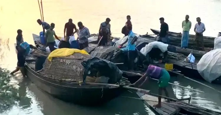 বনদস্যুদের নৌকা প্রতি লাখ টাকা দিয়ে সুন্দরবনে ঢুকতে হচ্ছে জেলেদের