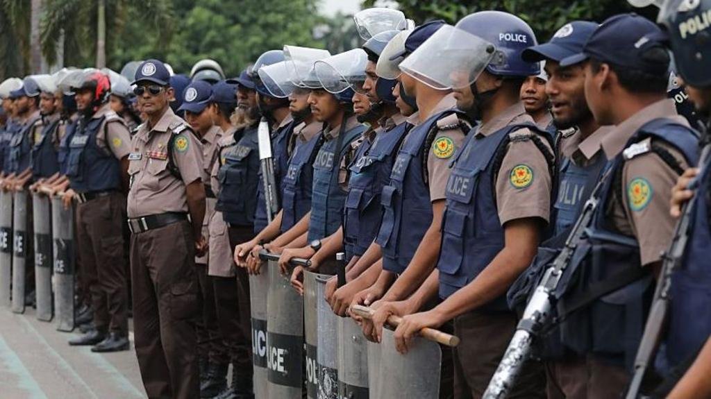চট্টগ্রামে ৭০০ পুলিশ সদস্যের বিরুদ্ধে গ্রেফতারি পরোয়ানা কেন?