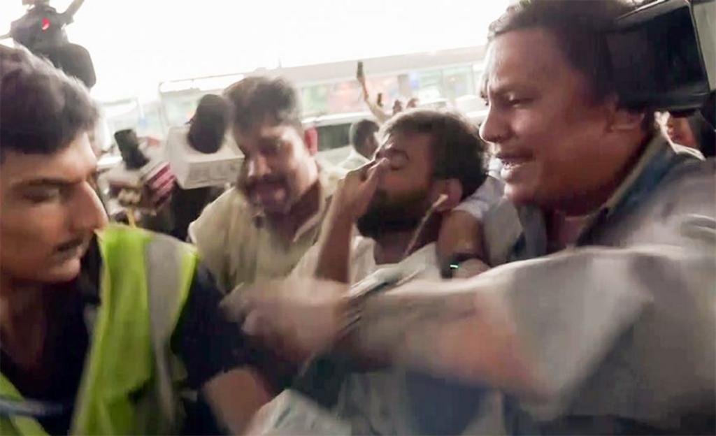দিল্লিতে বিক্ষোভ: মমতা ব্যানার্জী, অভিজিৎ দীপকে সহ আটক হাজারেরও বেশি
