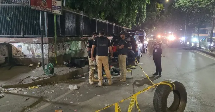 গুলিস্তানে বোমাসদৃশ বস্তু ঘিরে আতঙ্ক, ভেতরে মিললো পুরোনো কাপড়-পচা ফল