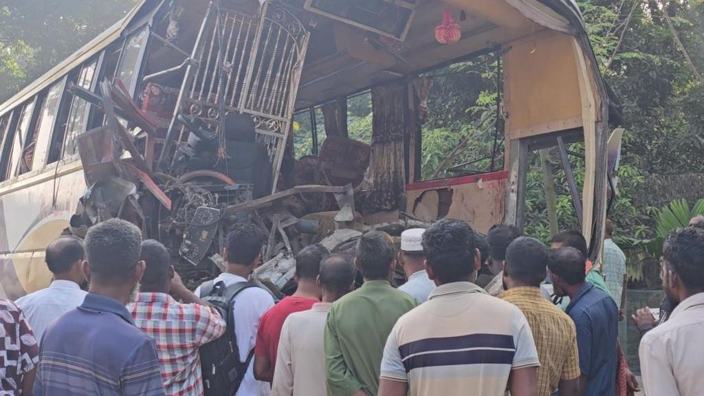 নাটোরে বালুর ট্রাকে বাসের ধাক্কায় ১২ জন নিহত