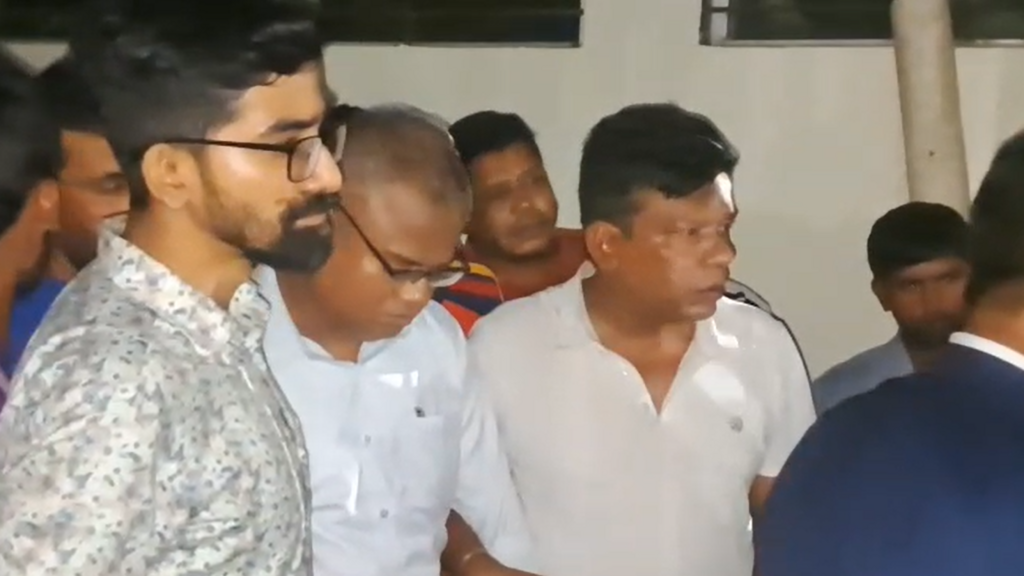 'অবরুদ্ধ' থাকার ৩০ ঘণ্টা পর চুয়েট ভিসি  হাসপাতালে, আন্দোলন 'চালিয়ে যাবেন' শিক্ষার্থীরা