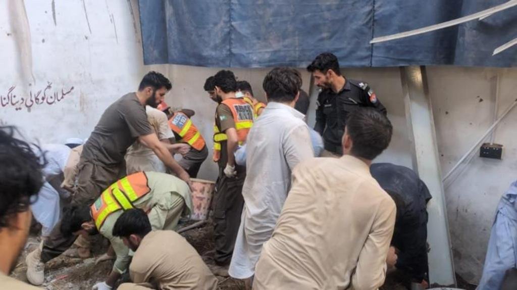 পাকিস্তানে স্কুলে ছাদ ধসের ঘটনায় ২৯ মরদেহ উদ্ধারের দাবি