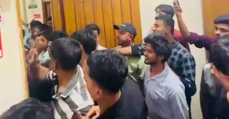 ট্রেন ছাড়তে দেরি হওয়ায় চট্টগ্রামে স্টেশন মাস্টার অবরুদ্ধ