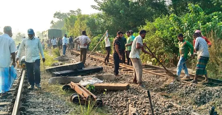 ১৬ ঘণ্টা পর উদ্ধার কর্ণফুলীর চার বগি