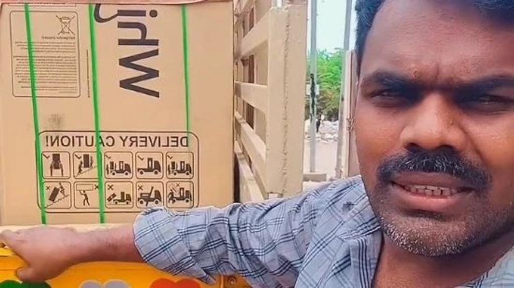 আইফোন ১৭ থেকে ২০ কিলো বিরিয়ানি: পার্সেলের হিড়িকে হয়রান দক্ষিণ ভারতের ইনফ্লুয়েন্সার