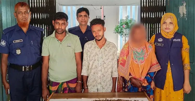 বাড়িতে গাঁজার ‘খুচরা দোকান’, মা-ছেলেসহ গ্রেফতার ৩