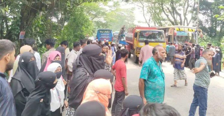 বাসের ধাক্কায় মাদরাসার শিক্ষিকা নিহত, মহাসড়ক অবরোধ করেন শিক্ষার্থীরা