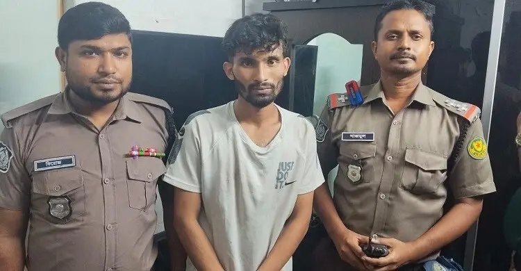 বিকাশের দোকান থেকে সেন্ড মানি করে টাকা না দিয়ে দৌড়, জনতার হাতে ধরা