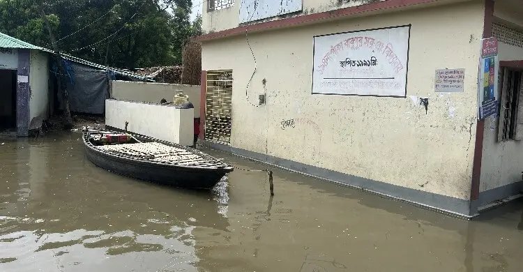 বিপৎসীমার কাছাকাছি পদ্মার পানি, নিম্নাঞ্চল প্লাবিত