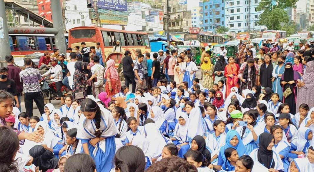 শিক্ষামন্ত্রীর পদত্যাগ দাবিতে অবরোধ, স্থবির রাজধানীর একাংশ