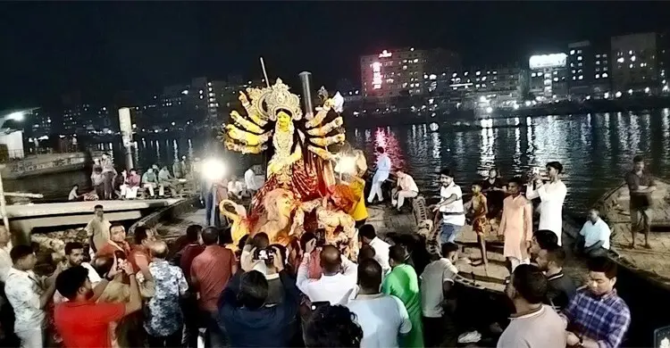 বুড়িগঙ্গায় প্রতিমা বিসর্জন, ঘাটজুড়ে বিদায়ের আবেগ