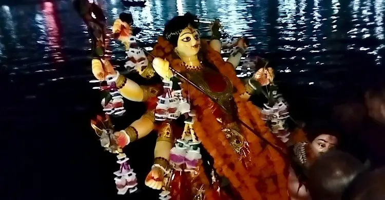 বুড়িগঙ্গায় ভোর পর্যন্ত চলবে দুর্গোৎসবের প্রতিমা বিসর্জন