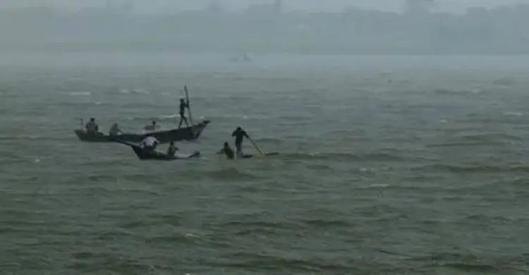 চাঁপাইনবাবগঞ্জে নৌকাডুবিতে নিখোঁজ ১০ জন ভারতে উদ্ধার, নিখোঁজ ১