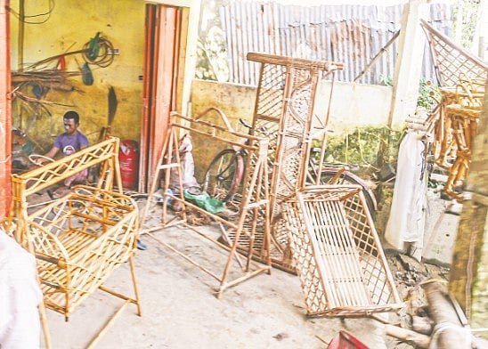 বেতপণ্যের শতবর্ষী ব্যবসা টিকিয়ে রাখার চেষ্টা