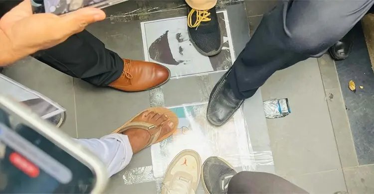 ডাকসুতে জিন্নাহ-গোলাম আযমের ছবি পায়ের নিচে রেখে প্রতিবাদ