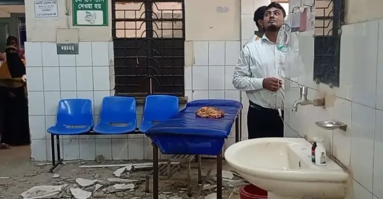 ধসে পড়লো হাসপাতালের ছাদের পলেস্তারা, আহত ৪