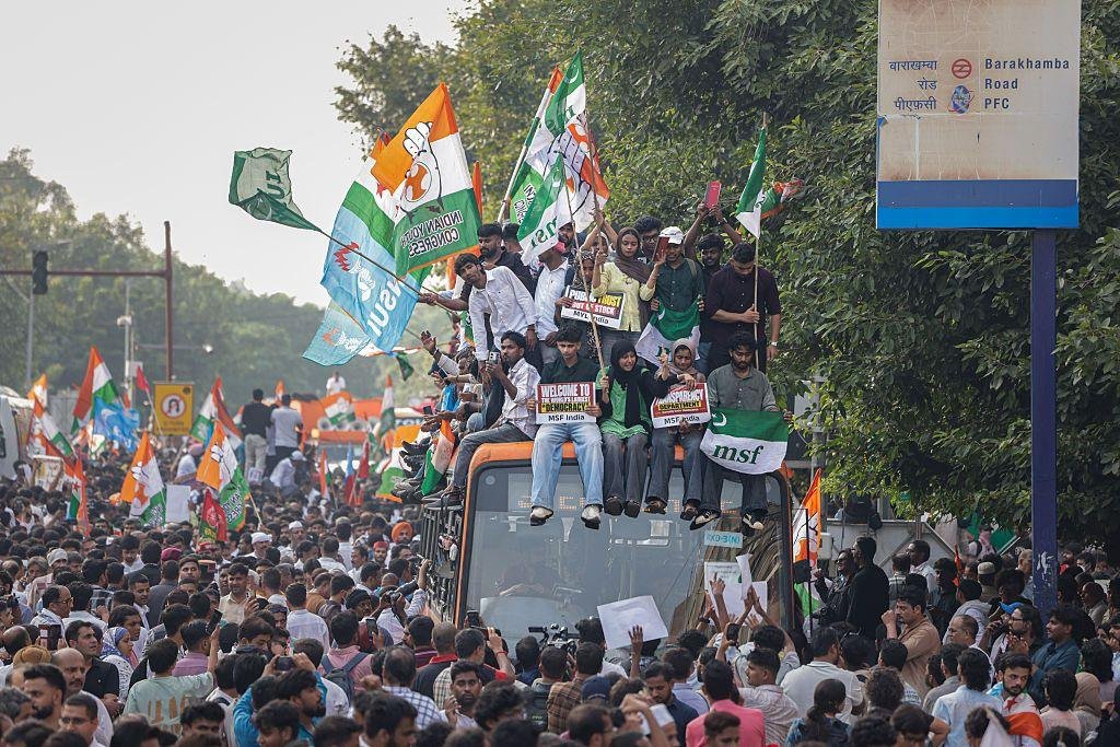 দিল্লিতে মিছিল করে বিরোধী নেতাদের নিয়ে সুপ্রিম কোর্টে হাজির রাহুল গান্ধী