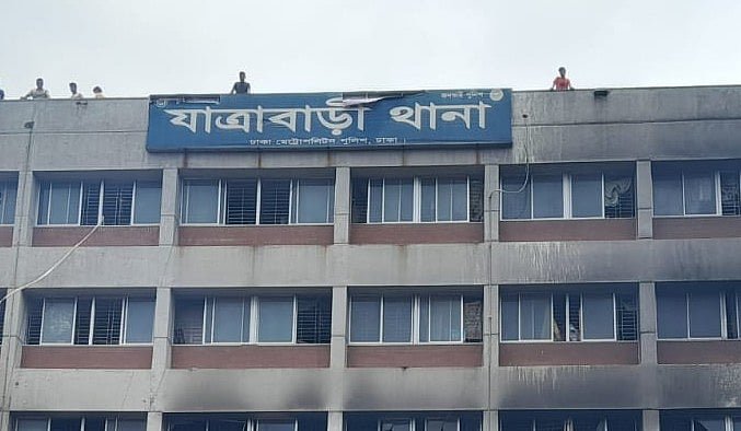 এবার যাত্রাবাড়ী থানার সামনে ককটেল বিস্ফোরণ, অটোচালক আহত