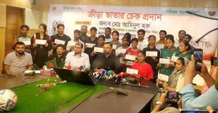 এনআইডি না থাকা ক্রীড়াবিদদের হাতে চেক তুলে দিলেন ক্রীড়ামন্ত্রী