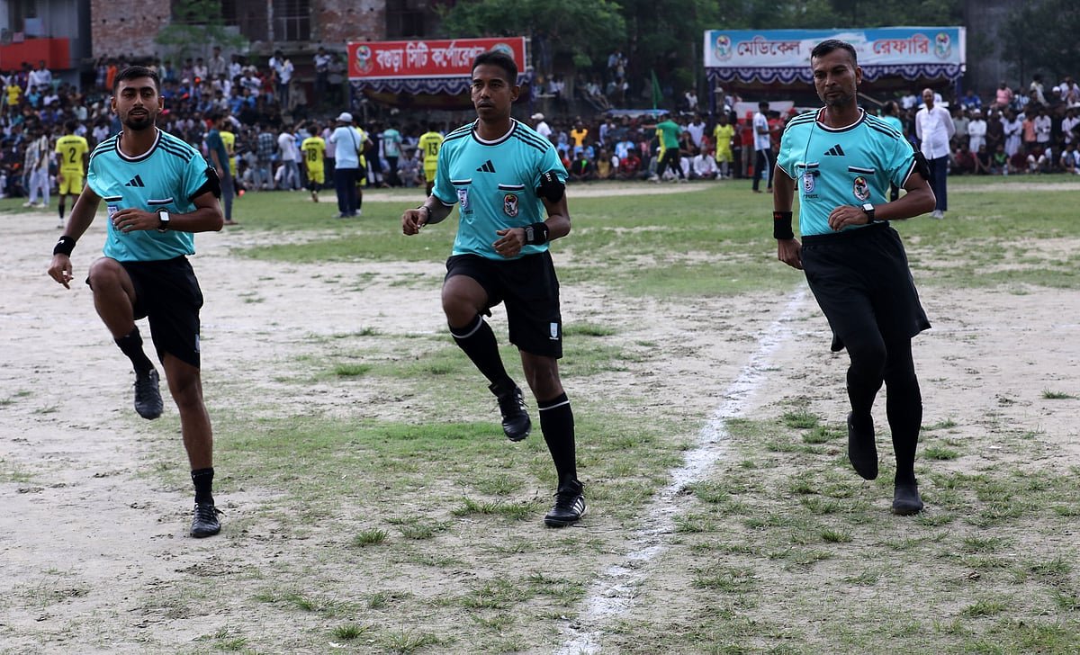 ফুটবল খেলা দেখতে ফ্লাডলাইট ও গাছের ডালেও দর্শক
