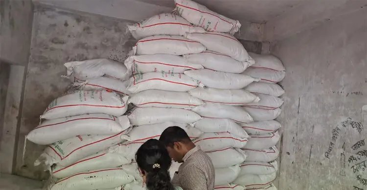 গোডাউনের তালা ভেঙে ৩৩০ বস্তা সার জব্দ, পালালেন ব্যবসায়ী