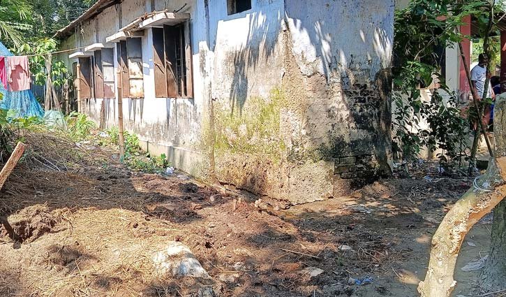 গোয়ালঘরের পানি ঢোকে শ্রেণিকক্ষে, নোংরা পরিবেশে পাঠদান