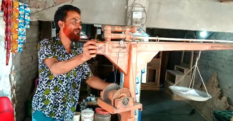 হাতেমের দোকানে ‘কাঠের ক্রেনে’ চা-বিস্কিট পৌঁছে যায় ক্রেতার কাছে