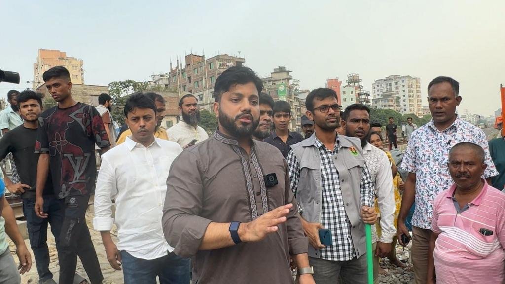 ইশরাক হোসেনের প্রকাশ্যে অস্ত্র প্রদর্শন নিয়ে নানা প্রশ্ন