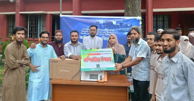 জাকসুর উদ্যোগে জাবির ২১ হলে কম্পিউটার বিতরণ