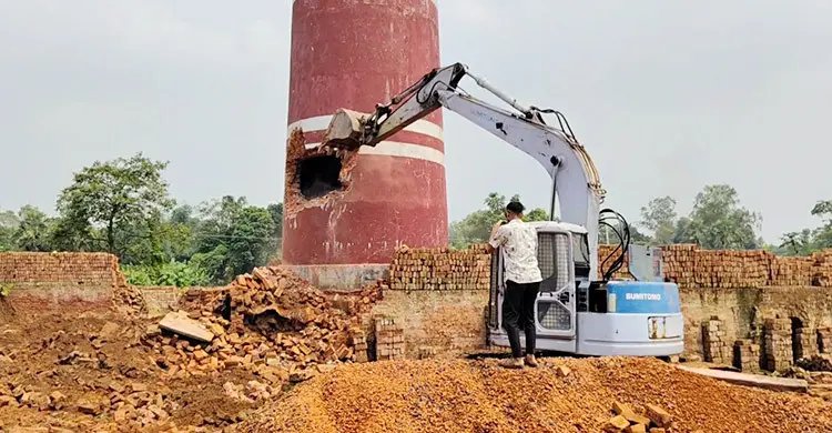 জামালপুরে অবৈধ শেখ ব্রিকসের চিমনি গুঁড়িয়ে দিল প্রশাসন