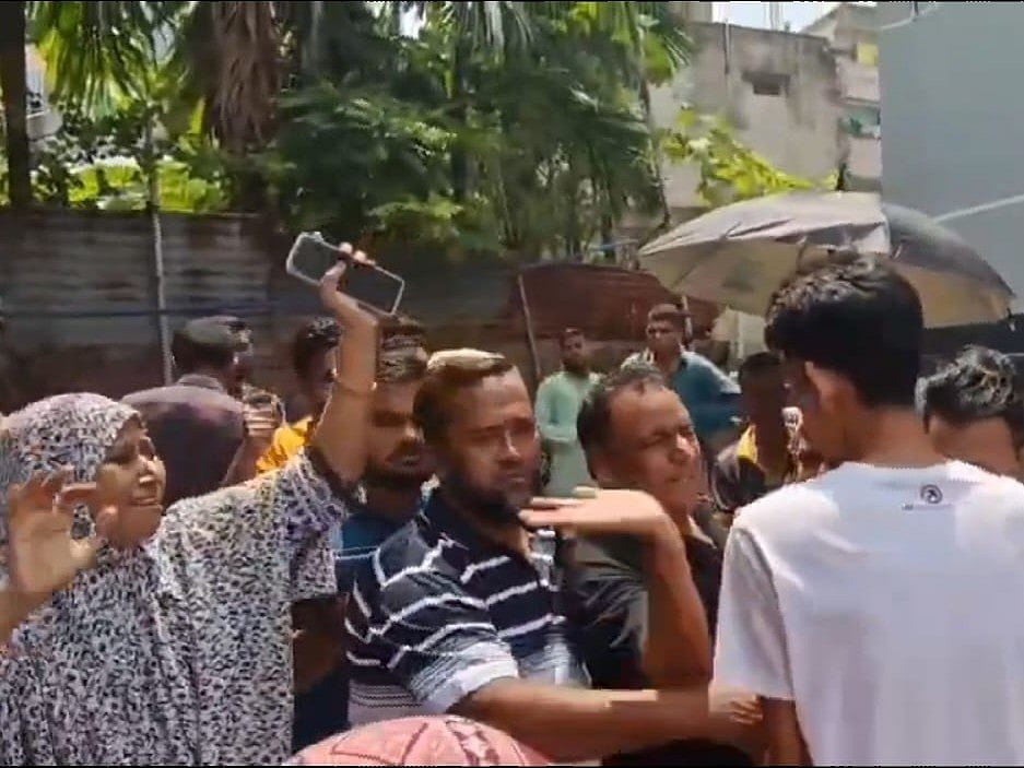 জমির বিরোধ তদন্তের সময় ভিডিও করায় যুবককে বিএনপির সাবেক নেতার থাপ্পড়