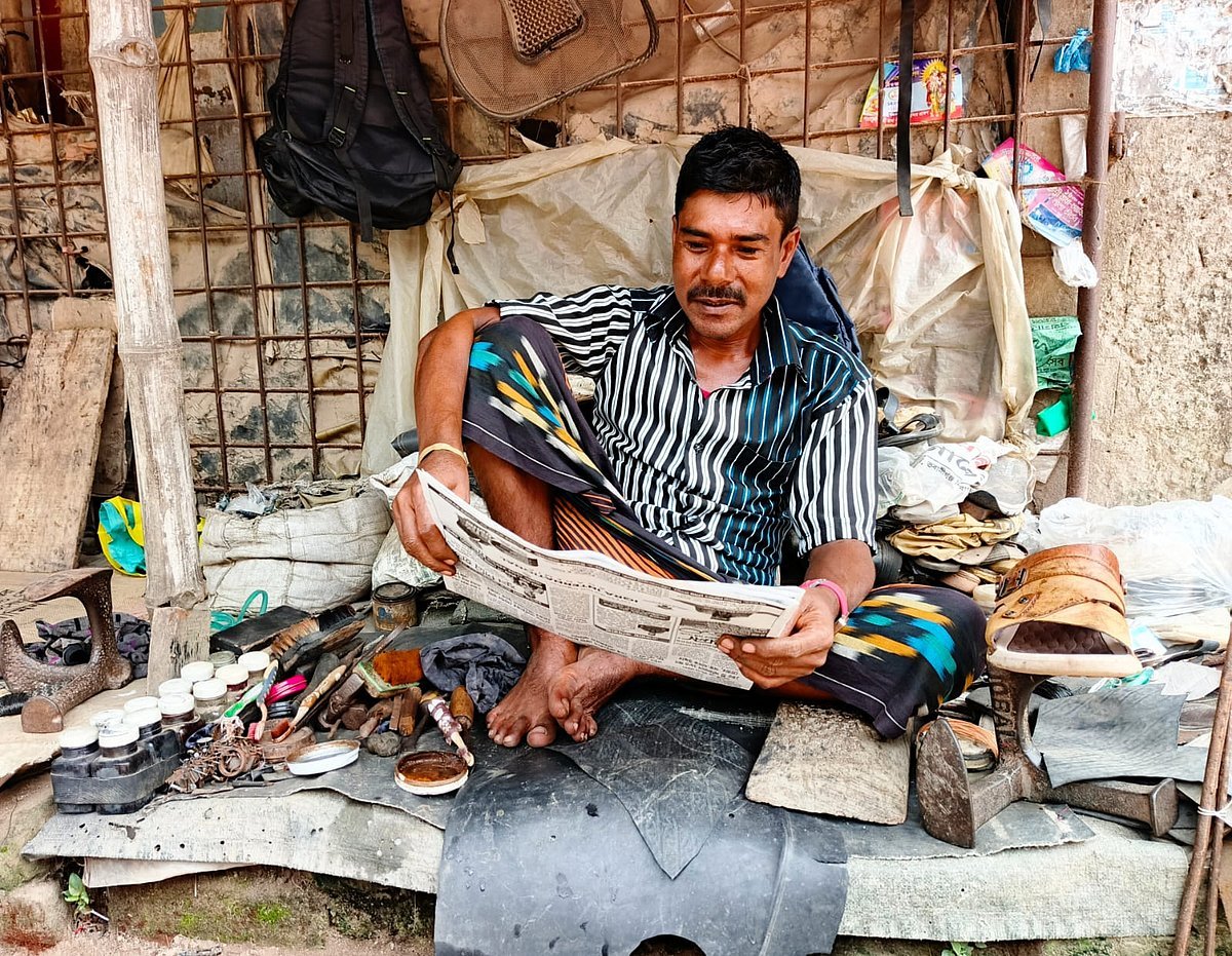জুতা পালিশের ফাঁকে ২৩ বছর ধরে পত্রিকা পড়েন অনন্ত