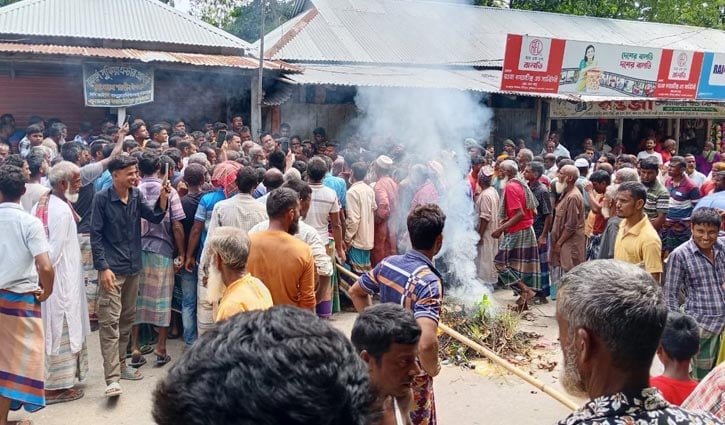 কুড়িগ্রামে সারের দাবিতে সড়ক অবরোধ, পরে বিতরণ