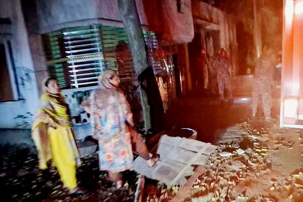 কুষ্টিয়ায় কৃষক দলের কার্যালয়ে হামলার অভিযোগ, পরে কার্যক্রম নিষিদ্ধ যুবলীগের নেতার বাড়িতে আগুন