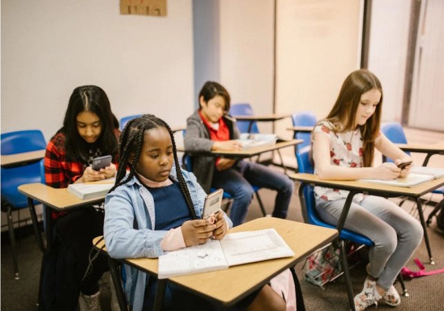 স্মার্টফোন আসক্তি বনাম মানসিক স্বাস্থ্য