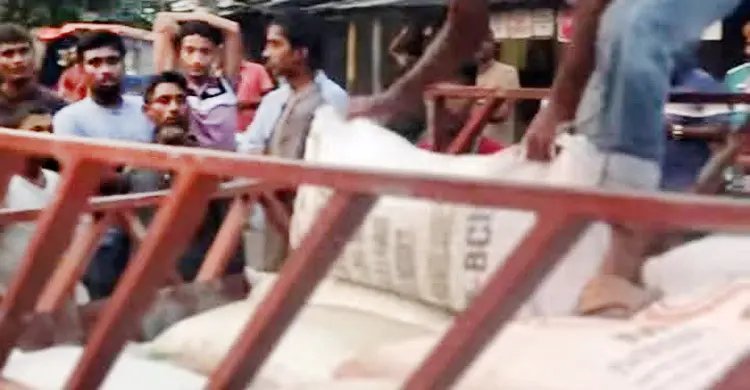 লক্ষ্মীপুরে অবৈধভাবে মজুত করা সার জব্দ