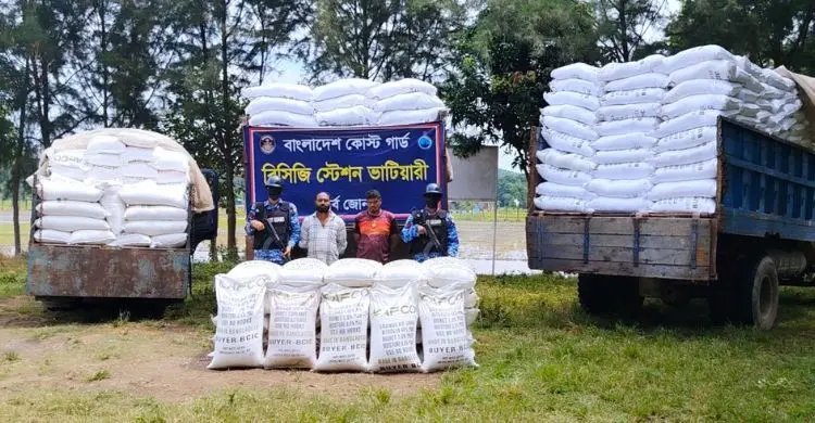 মিয়ানমারে পাচারের সময় তিন ট্রাক সার উদ্ধার, আটক ২
