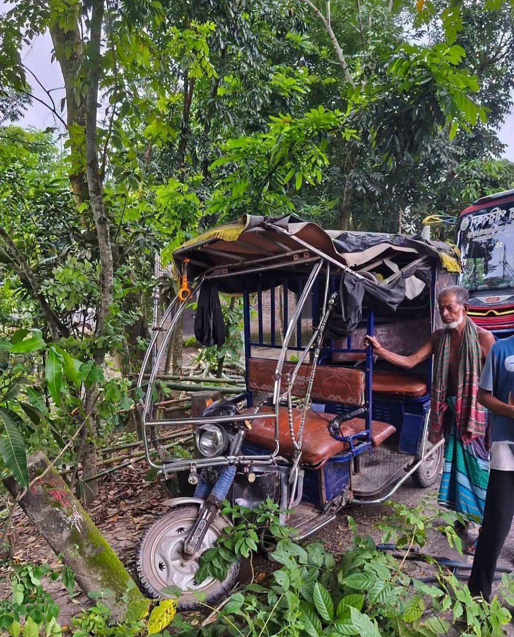 মৃত্যুর খবর শুনে আত্মীয়ের বাড়িতে যাওয়ার পথে দুর্ঘটনায় গৃহবধূ নিহত