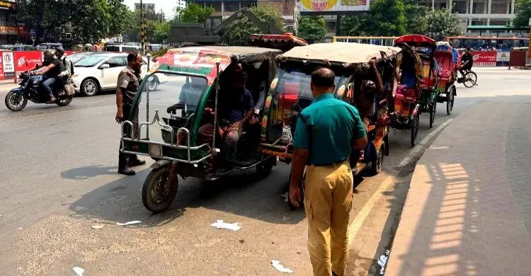 মূল সড়ক থেকে ব্যাটারিচালিত রিকশা ডাম্পিং, চালকদের সতর্ক করলো পুলিশ