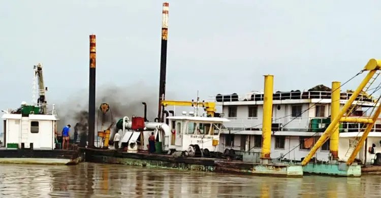 নাব্যতা ফিরলেও ফেরি সংকটে অচল চিলমারী-রৌমারী নৌপথ