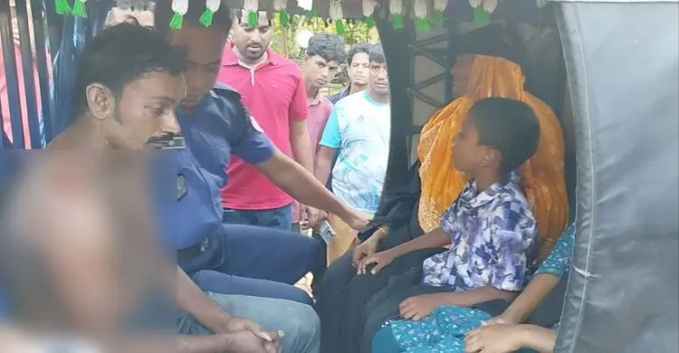 নিজের ১২ বছরের মেয়েকে ছয়মাস ধরে ধর্ষণ, বাবা আটক