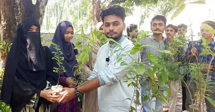 নির্বাচনে হেরেও কথা রাখলেন আরিফ, রাবিতে দিলেন ৭২৫টি গাছ