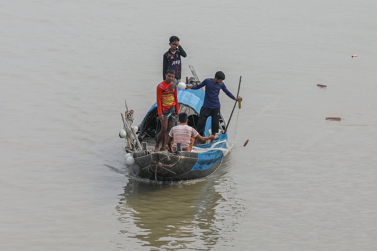 নিষিদ্ধ জালে মাছ ধরা