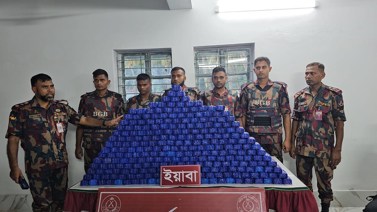 নৌকার সঙ্গে দড়ি দিয়ে বেঁধে রাখা
বস্তায় মিলল ১৪ লাখ ইয়াবা