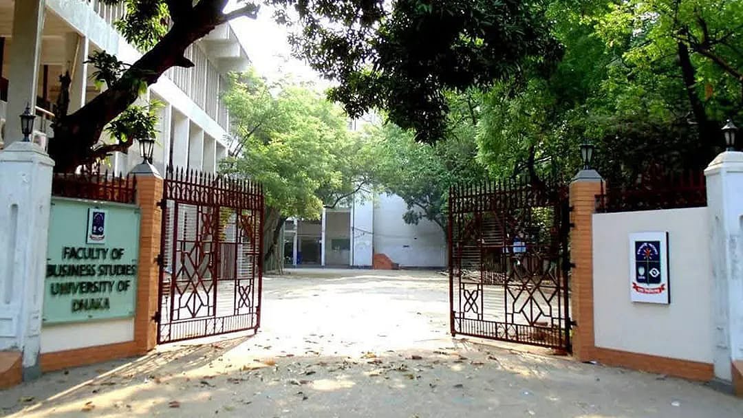 নতুন লিফটের ব্যবস্থা করার দাবি ডাকসুর, ডিন বললেন ‘মিথ্যাচার’