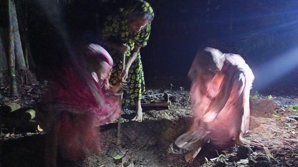 পিরোজপুরে মধ্যরাতে মুক্তিযোদ্ধাকে দাফন নিয়ে কী ঘটেছে