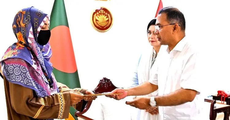 প্রধানমন্ত্রীর সঙ্গে নিহত দুই সেনাসদস্যের পরিবারের সাক্ষাৎ