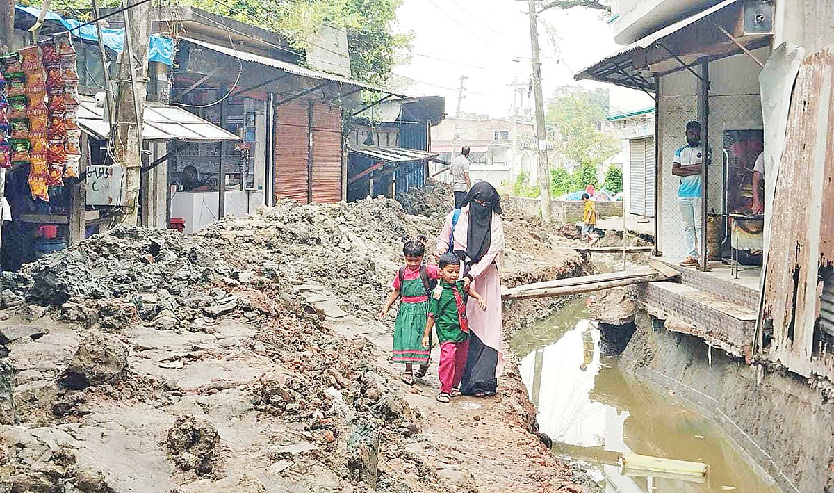 পুরো সড়ক বন্ধ করে নির্মাণ কাজ, চলাচলে ভোগান্তিতে মানুষ