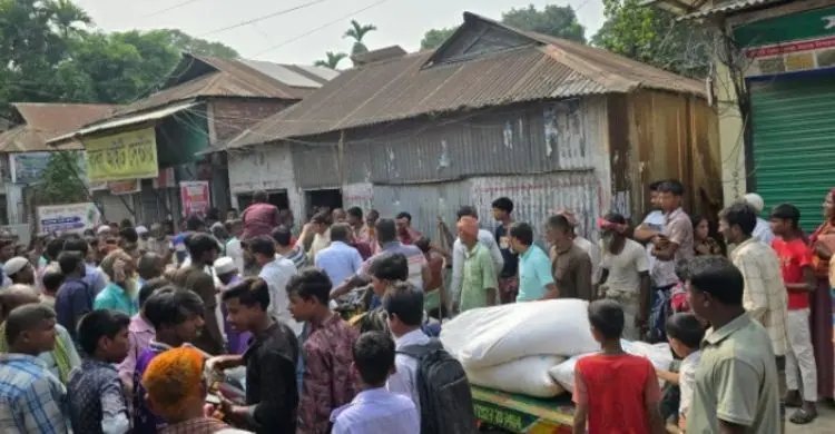 সার মজুত রাখার অভিযোগ, বিএনপি নেতার গুদামে কৃষকদের হামলা